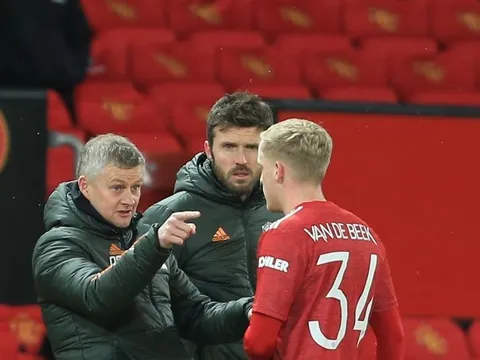 Lời răn đe của Solskjaer cho thấy Van de Beek vẫn còn cơ hội