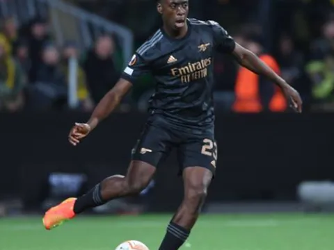 "Người thừa" Arsenal tìm đường làm việc với Mourinho