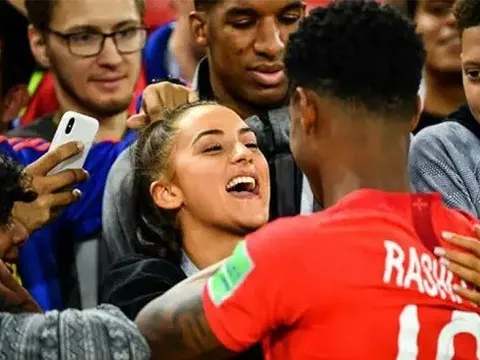 Rashford chia tay bạn gái 10 năm, về khách sạn cùng gái lạ