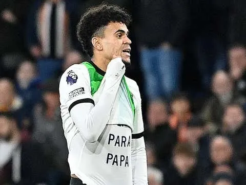 Luis Diaz có bị phạt vì vén áo?