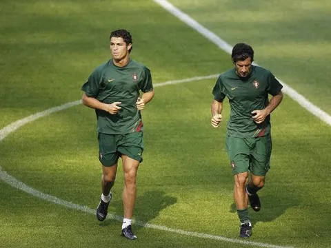 Luis Figo bảo vệ sao Quỷ đỏ
