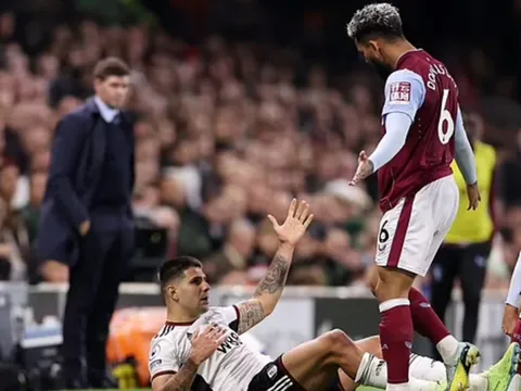 Dùng 'thiết đầu công', mục tiêu của Arsenal - Liverpool ăn ngay thẻ đỏ