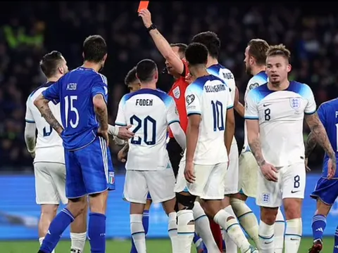 Luke Shaw rời sân với 2 thẻ vàng trong 54 giây