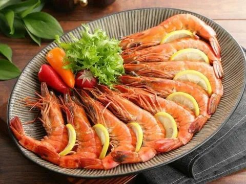 Luộc tôm đừng cho gừng, hành mà mất ngon: Thêm vào thứ này tôm đỏ au, ngọt lịm, không bị tanh