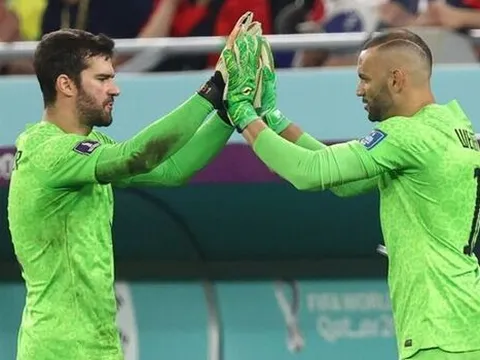 Lý do Brazil thay thủ môn ở phút 81