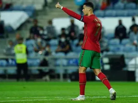 Lý do cảm động khiến Ronaldo từ chối đổi áo đấu với cầu thủ Ireland