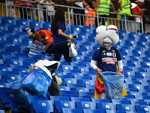 Lý do CĐV Nhật dọn rác trên khán đài