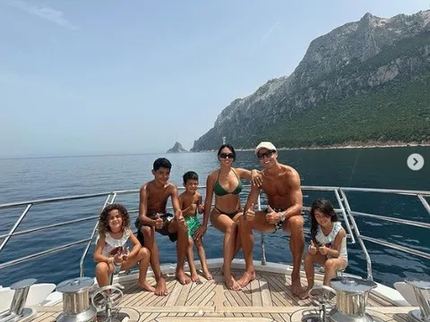 Lý do gây ngỡ ngàng khiến Ronaldo sơn móng chân
