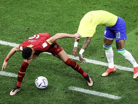 Lý do Neymar cởi áo trong trận nhưng không bị phạt thẻ vàng