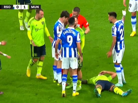 Vào bóng từ phía sau, Lisandro Martinez trả giá đắt
