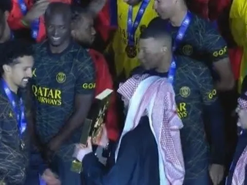 Mbappe từ chối nhận cúp từ ban tổ chức