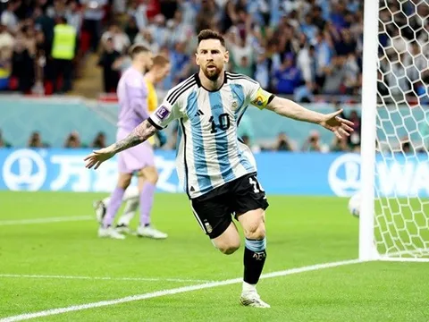 Argentina vào tứ kết World Cup 2022, Messi 'bỏ' ăn mừng trận 1.000