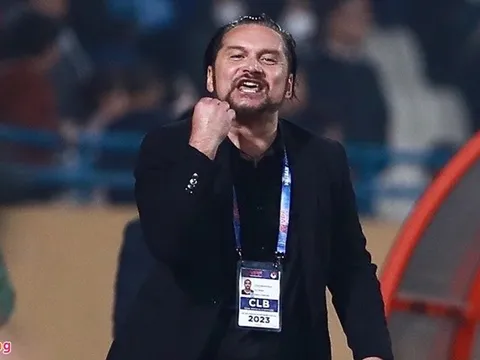 HLV Popov: 'Các sân ở V.League xấu quá'