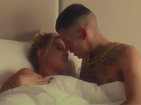 Mặc Icardi chửi bới, Wanda Nara 'nude' bên phi công trẻ