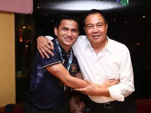 Madam Pang đắc cử, HLV Kiatisuk Senamuang có động thái trên MXH