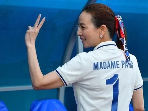 Madam Pang tiếp ứng tiền tấn cho tuyển Thái Lan