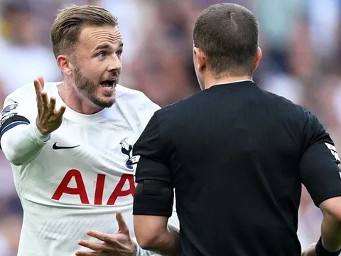 James Maddison nhận thẻ vàng kỳ lạ trong chiến thắng của Tottenham