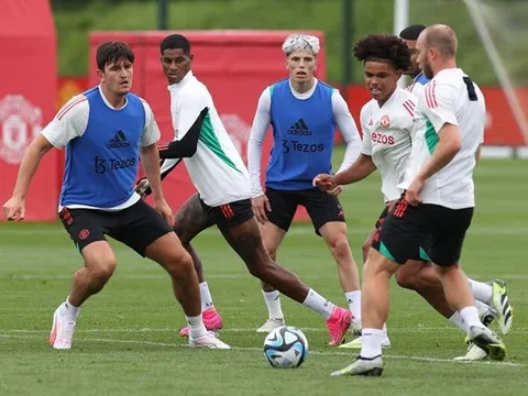 "Cậu ấy thật ngớ ngẩn khi ở lại Man United"