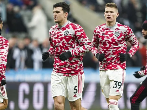 'Tôi 62 tuổi vẫn muốn đối đầu Maguire. Mọi tiền đạo đều ước vậy'