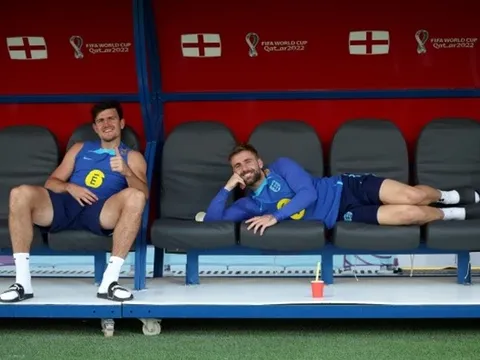 Maguire và Shaw tạo dáng cực nghệ, Rashford khiến đồng đội nhìn chăm chú