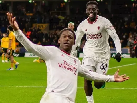 Mainoo ấn tượng với đàn anh ở Man City