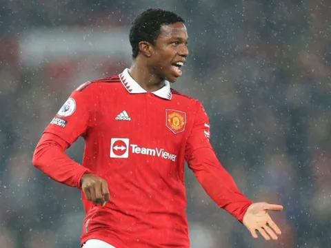 Jaap Stam chỉ ra hậu vệ thích mạo hiểm, nên dùng làm dự bị cho Shaw