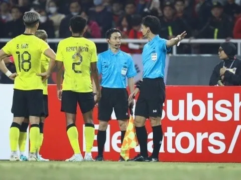 Malaysia nói không với trọng tài Sato sau trận thua Việt Nam