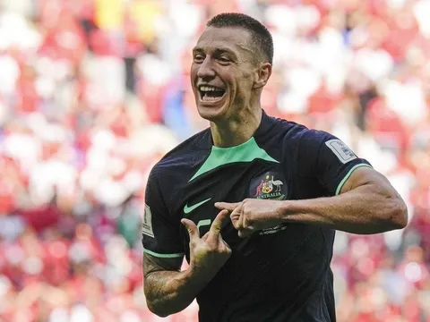 Màn ăn mừng đặc biệt của người hùng Australia