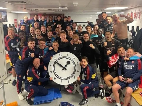 Màn ăn mừng lạ của Arsenal sau trận thắng Fulham