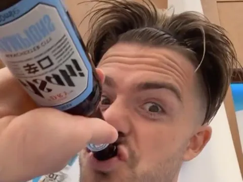 Màn bán khỏa thân trong phòng thay đồ của Man City