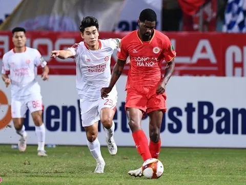 Màn chào sân V.League của cựu trung vệ lò Arsenal
