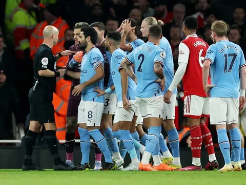 Man City tối sầm với siêu dự đoán, Arsenal vẫn vô địch Ngoại hạng Anh