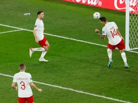 Màn 'đánh đu' cảm xúc khó tả của Lewandowski và đồng đội