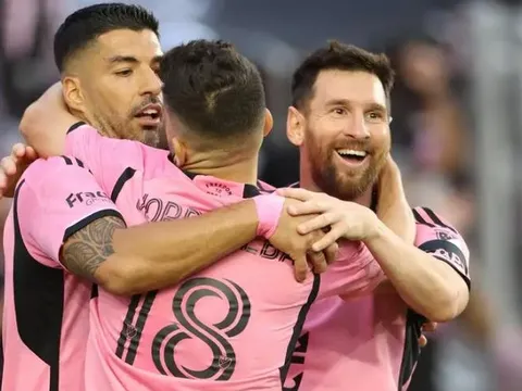 Màn trình diễn 10/10 của Luis Suarez