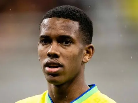 Man United gửi lời đề nghị siêu khủng cho Messi mới