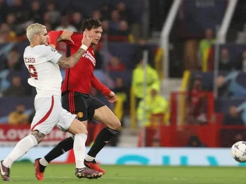 Man United 'quay xe' với Lindelof