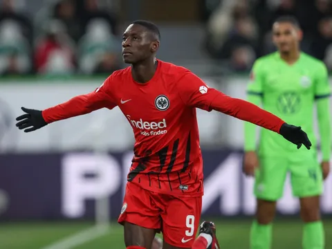 Man United 'rất quan tâm' đến vua kiến tạo Bundesliga