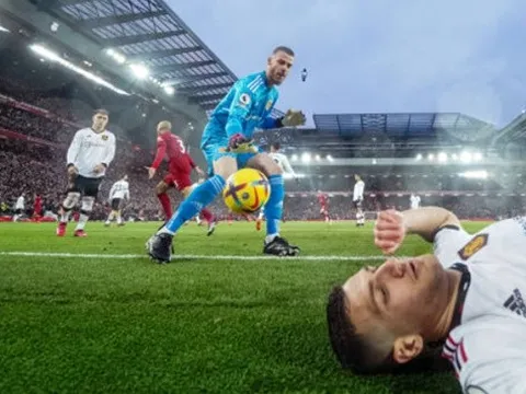 Man United sau thảm họa Anfield: Mệt quá… đôi tai này