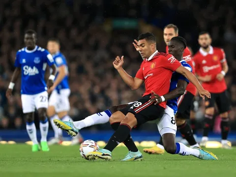 Man United tăng tốc trong vụ “người thay thế” Casemiro