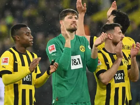 Man United tranh mua thủ môn Dortmund với Chelsea