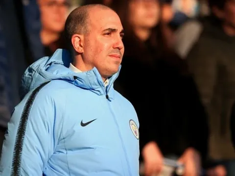 Man Utd rút ruột chớp nhoáng, Man City rối loạn