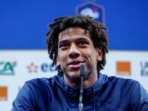 Man Utd tham gia cuộc đua mua trung vệ Ligue 1