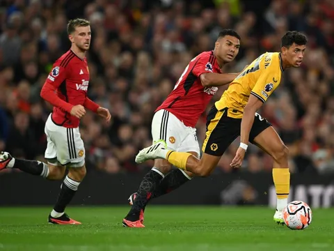 Man United toang quá toang