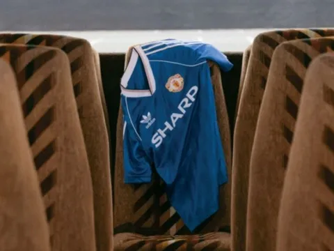 Man Utd tung mẫu áo cực chất