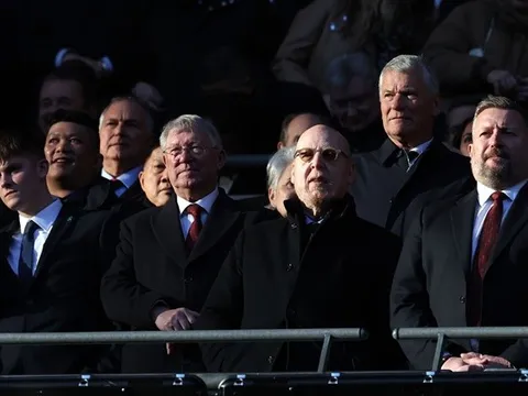 Man Utd vô địch, Sir Alex 'chiếm sóng' tại Wembley