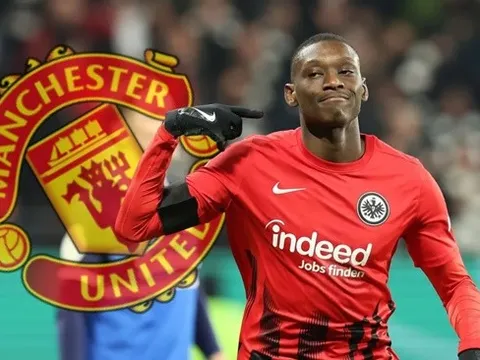 Rắc rối mới hiện hữu khiến Man Utd lăn tăn về Kolo Muani