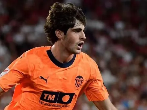 Xem giò tiền vệ Valencia, Man United ra quyết định