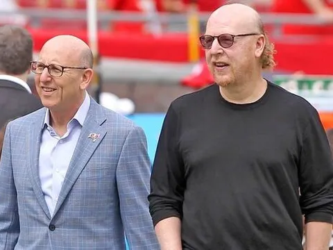 Lý do nhà Glazer thích nhà thầu Qatar hơn