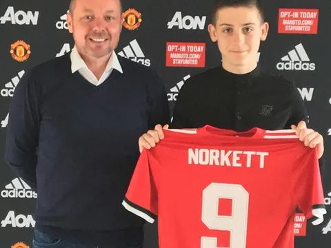 Vua phá lưới đội trẻ tạm chia tay Man United