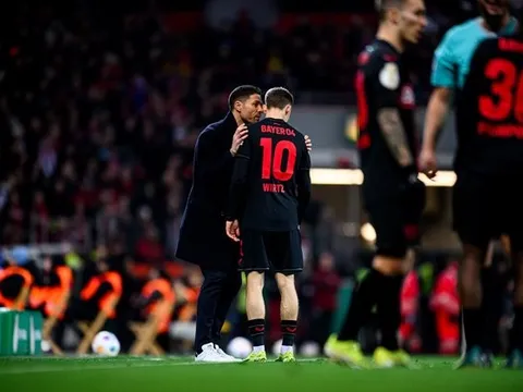 Manuel Neuer ngả mũ với Xabi Alonso